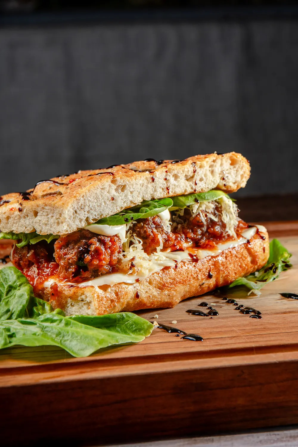 Sandwich de albóndigas gratinado