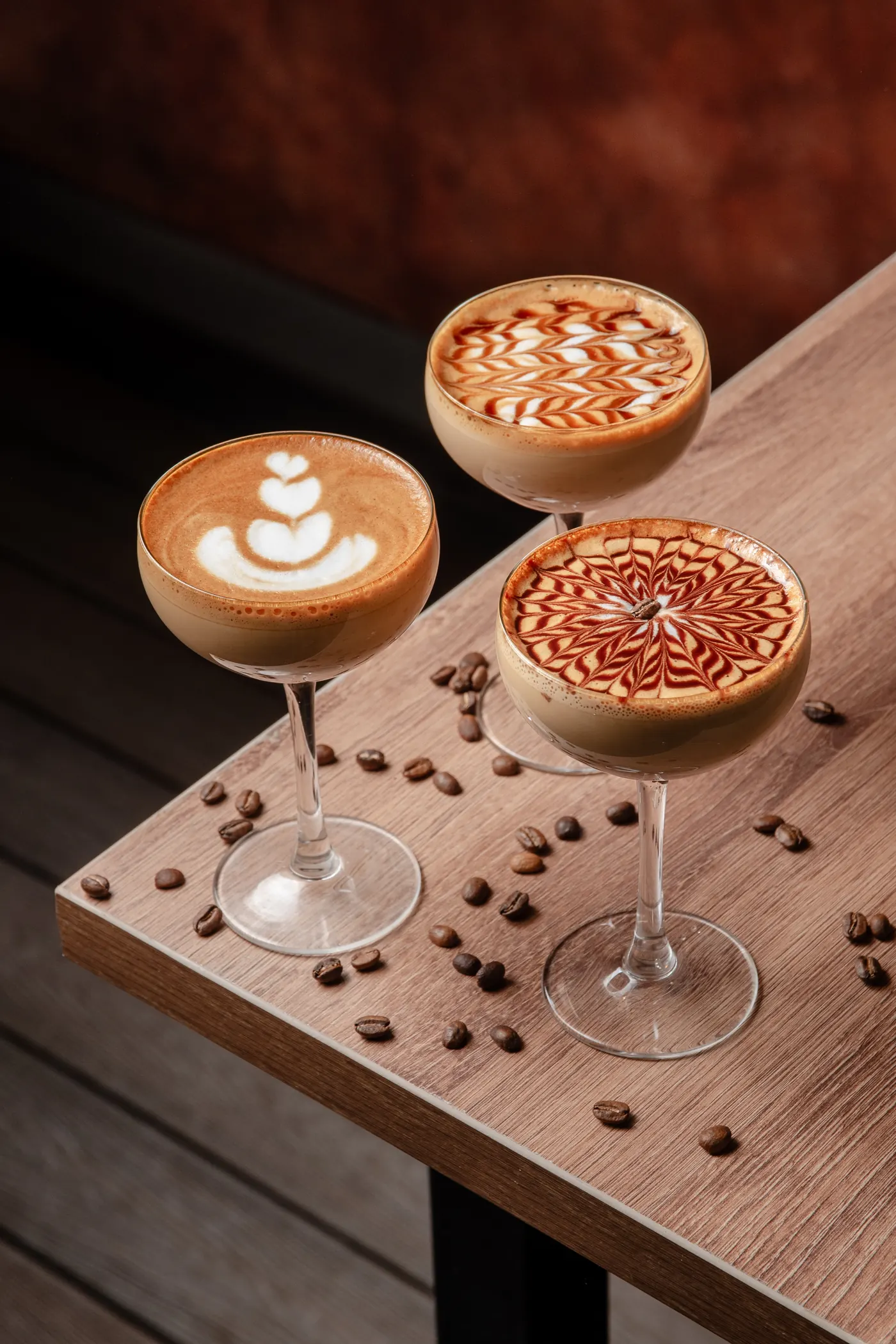 Trío de espresso martinis con arte latte y granos de café