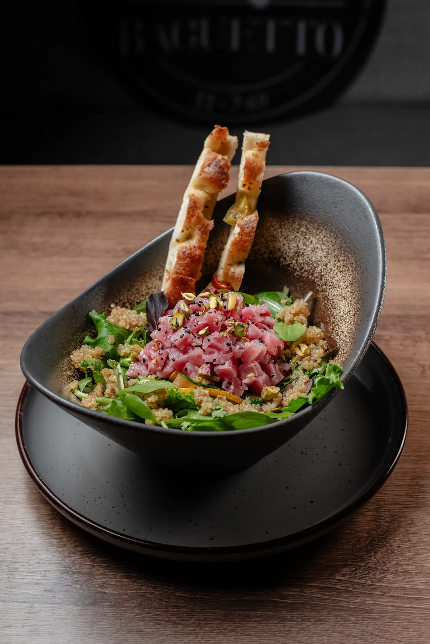 Tartar de autor servido en bowl con crocantes